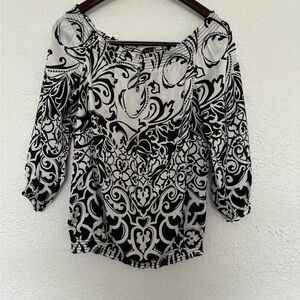 White House officials the shoulder top.